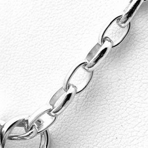 Collar con Colgante Ovalado AKA, Joyería Elegante Chapada en Oro para Mujer, Accesorio de Moda de Lujo con un Elegante Colgante Ovalado - Product Image 6