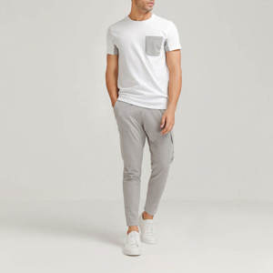 T-shirt en coton blanc pour homme avec poche grise, manches courtes, coupe classique, col rond, tissu jersey décontracté - Product Image 2
