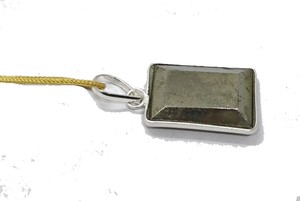 Colgante Cuadrado Geométrico de Pirita Cristalina Bañado en Oro con Engaste de Bisel, Dije de Aleación, Estilo Clásico, Collar de Moda Unisex - Product Image 2