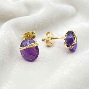 Boucles d'oreilles clous géométriques faites à la main en quartz améthyste, plaquées or 18 carats, avec pierre ovale violette enroulée dans du fil, bijoux pour femme - Product Image 2