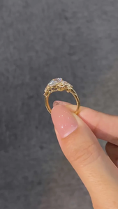แหวนหมั้นเพชรทรงรีทองคำ 14K ดีไซน์เนอร์ พร้อมเพชรด้านข้าง สไตล์คลาสสิก - Product Image 3
