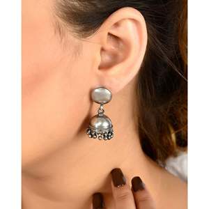 Boucles d'oreilles Jhumki en argent oxydé Meera Jaipur - Product Image 1