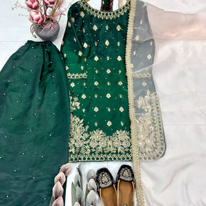 Nouvelle tenue de soirée de créateur, marque Tennecy, haut en soie GMY lourde infroissable avec travail de broderie à motifs, accompagné d'un sharara et d'une dupatta - Product Image 1