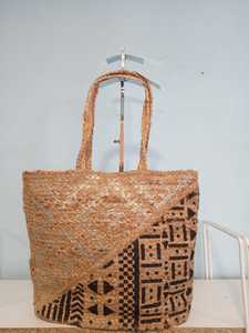 Sacs en jute charmants qui apportent une texture naturelle et un charme rustique aux sorties quotidiennes, parfaits comme sacs de plage en coton chindi réutilisable. - Product Image 4