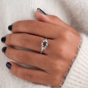 Bague de fiançailles élégante en or blanc massif 14 carats avec diamant de laboratoire ovale brun de 1,5 carat, halo en grappe, certifiée IGI, pour femme - Product Image 5