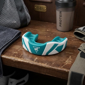Protector bucal con diseño ergonómico, material flexible y acabado suave que proporciona un uso cómodo durante los deportes. - Product Image 5