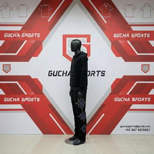 Conjunto deportivo de terciopelo negro para hombre con sudadera con cremallera y pantalones jogger, tela suave de primera calidad, diseño de estrella con pedrería, estilo urbano y moderno. - Product Image 3