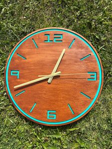 Reloj de pared de madera silencioso hecho a mano - Arte único con letras azul aguamarina - Product Image 1