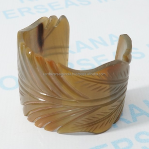 Brazalete de Cuerno Natural Pulido Hecho a Mano, Diseño Abierto, Joyería Étnica Tribal Moderna, Regalo Elegante para Mujer - Product Image 1