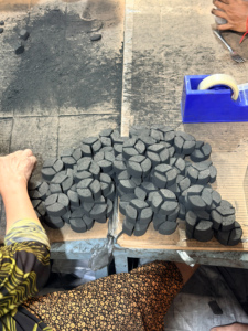 Charbon de coco dense pour chicha, cubes de 25 mm avec morceaux robustes, haute valeur calorifique et faible teneur en cendres, pour l'exportation - Product Image 6