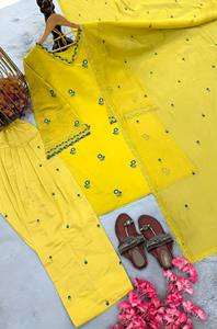Ensemble de costume brodé de luxe Royal Mul Chandheri, comprenant un ensemble Kurta et un ensemble Farshi festif en satin Chandheri - Product Image 5