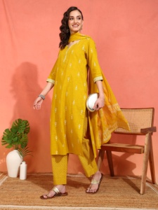 Ensemble de vêtements pour femmes de qualité supérieure, robe décontractée confortable à manches 3/4, col brodé, imprimé jaune moutarde, kurta, pantalon et dupatta - Product Image 3