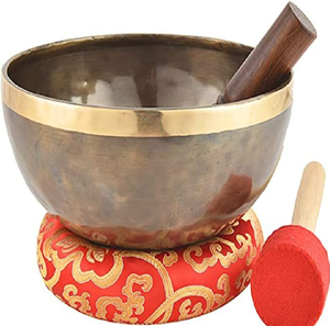 Bol chantant élégant avec inscription tibétaine gravée et bordures décoratives sur une base rouge, disponible à prix de gros. - Product Image 2