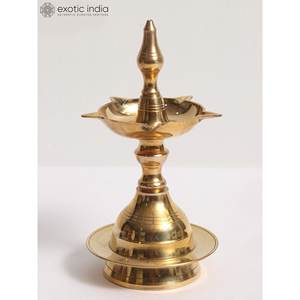 7 pouces fait à la main en laiton Kerala Vilakku Pooja lampe lampes à huile et accessoires fabriqués en Inde - Product Image 1