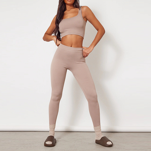 Conjunto de sujetador deportivo acanalado sin costuras para mujer, con cuello asimétrico y tirantes finos, leggings de yoga de soporte ligero, color liso. - Product Image 1