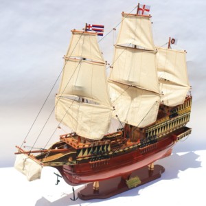 GALLEON GOLDEN HIND - Modèle de bateau à voile en bois fait main et peint à la main - Product Image 1