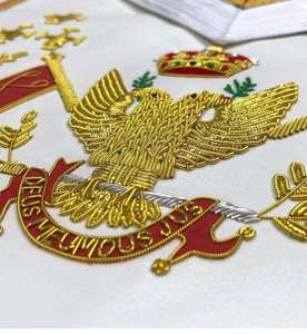 ผ้ากันเปื้อนฟรีเมสันปักลายริบบิ้นสีขาวเงางาม พร้อมปกเสื้อประดับพู่สีทอง รูปนกอินทรีสองหัว และดวงตาแห่งความอุทิศสมฤทธิ์ - Product Image 3