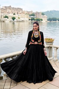 Ensemble de veste Lehenga Choli de luxe pour femmes avec broderies traditionnelles, accents miroir et une touche élégante - Product Image 1