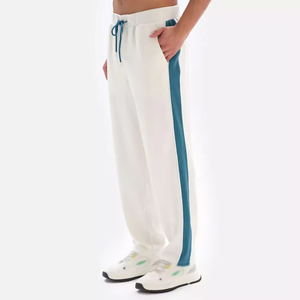 Ensemble de survêtement blanc personnalisé en gros avec veste zippée à rayures bleues latérales et pantalon de survêtement assorti, ensemble de sport en molleton vierge en gros pour fabricant - Product Image 4