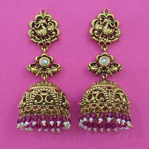 Boucles d'oreilles Jhumki Kanhai Jewels en laiton antique plaqué or, ornées de cristaux en forme de lune et de perles d'imitation, pour femme - Modèle Anniversaire - Product Image 4