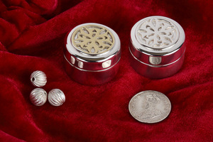 Boîte à monnaie ronde en laiton argenté, plaquée argent, fabriquée à la main, Code Silver - Product Image 1