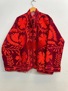 Veste en velours bordeaux de luxe faite à la main avec broderie florale rouge vibrante, vêtement d'hiver artisanal traditionnel - Product Image 4