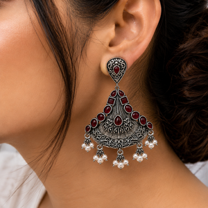 Boucles d'oreilles classiques en laiton, motif floral, argent oxydé, pierre rouge, vente en gros |   Boucles d'oreilles pendantes de qualité supérieure |   Usine directe - Product Image 4