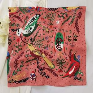 Élégant foulard bandana en soie imprimée pour femme, carré, tendance, pour la tête, les cheveux ou le cou, toucher satiné doux, design de créateur - Product Image 1