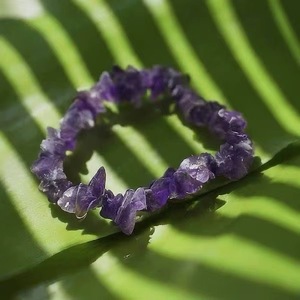 Bracelet en Cristal Dynamique Fait Main, Pierres Naturelles d'Améthyste et de Quartz, Bijou Tendance pour la Guérison et la Méditation - Vente Flash - Product Image 1