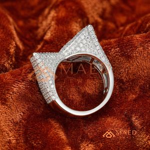 Anillo de Marca Iced Out con Diseño de Mariposa en Plata de Ley 925 – Banda con Logotipo Distintivo Totalmente Iced Out con Piedras Baguette y Micro Pavé para Hombre - Product Image 3