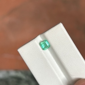 Esmeralda Natural de Zambia de Lujo, 0.79 Quilates, Verde Intenso, Corte Cuadrado Escalonado, Gema Preciosa Suelta para Joyería Fina Personalizada - Product Image 3