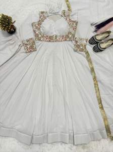 Conjunto de Traje Anarkali Étnico Premium con Tela Suave, Ideal para Celebraciones Festivas y Fiestas Nocturnas, Traje Anarkali al por Mayor - Product Image 4