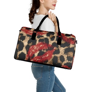 Bolsa de Viaje de PU para Mujer, Moderna, con Estampado de Leopardo y Diseño de Labios Rojos, Resistente al Agua, con Doble Asa - Product Image 1