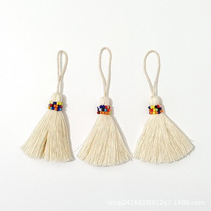 Pendentif décoratif en coton fait main avec pompons et perles, style bohème, thème plantes/fleurs, décoration murale pour entrée de maison ou porte. - Product Image 6