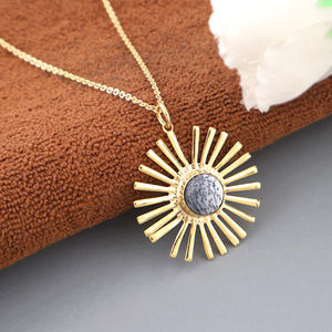 Collar con colgante de ópalo dendrítico natural con forma redonda, estilo bohemio, con rayos de sol, chapado en oro de 18k, colgante celestial. - Product Image 4