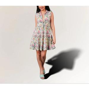 Robe mini en coton et jute à imprimé floral très demandée pour les tenues de villégiature et les marchés de la mode contemporaine, disponible à la vente - Product Image 1