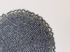 Posavasos de lujo con detalles de cuentas negras y plateadas, hecho a mano por artesanos, accesorio moderno y minimalista para el hogar, hermoso patrón circular tejido. - Product Image 5