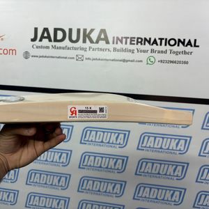 2026 CA pro 15k est un batte de cricket haut de gamme en saule anglais, grade 1+, avec des bords de 38mm à 40mm, sweet spot moyen à bas, 7+ grains. - Product Image 4