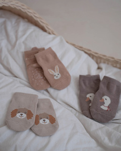 Peekaboo Chaussettes en mélange de coton avec motifs d'animaux mignons pour bébés et enfants – Chien, lapin et écureuil - Product Image 2