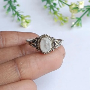 Anillo de piedra lunar natural hecho a mano en plata de ley 925, anillo minimalista, joyería para uso diario, regalo de boda para mujer - Product Image 1