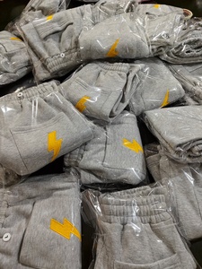 Shorts en coton gris pour homme avec broderie éclair jaune sur la poche arrière, taille élastique décontractée - Product Image 5