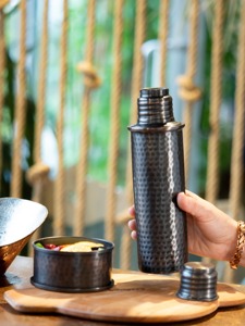 Bouteille d'eau en cuivre pur personnalisée de 1000 ml, polie brillante avec motif martelé, pour la salle de sport et les activités de plein air, faite à la main - Product Image 4