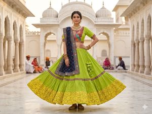 Lehenga Choli à imprimé feuille d'or avec broderie de fils miroir, Blouse et Dupatta Bandhej, Tenue de créateur pour occasions festives (130 bhakti lehngha) - Product Image 2