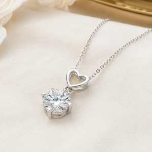 Collier pendentif cœur avec pierre de moissanite ronde, monture griffe en argent sterling 925, bijoux classiques pour femme - Product Image 3