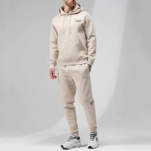 Conjunto de chándal beige de lujo para hombre con logo personalizado, sudadera con capucha de forro polar y pantalones de chándal con cordón, venta al por mayor, ajuste slim - Product Image 1