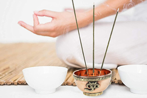 Cuenco de cobre Om Aum pequeño para incienso y ofrendas, hecho a mano, herramientas de altar Wiccan, de consignantes indios - Product Image 3