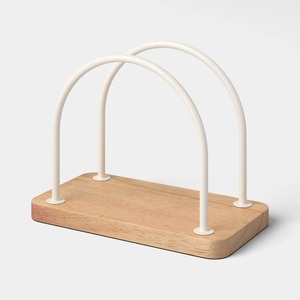 Porte-serviettes carré moderne en métal avec motif feuille de fougère dorée et base marron foncé - Product Image 1
