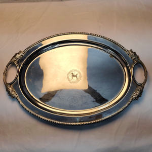 Plateau de service ovale plaqué argent avec le blason de l'Association des Éleveurs de Chevaux de Californie, plateau de service avec poignées ornées - Product Image 2