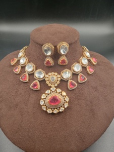 ชุดเครื่องประดับสร้อยคอพร้อมต่างหูประดับพลอยโพลกีชุบทองคำขาวจาก Amaira Jewels ดีไซน์ดอกไม้คลาสสิกสำหรับผู้หญิง เหมาะสำหรับงานแต่งงาน - Product Image 2