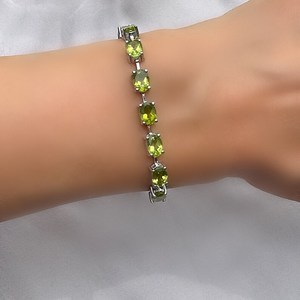 Pulsera ajustable de plata con peridoto genuino en forma ovalada, elegante joya de piedra preciosa verde, regalo de piedra de nacimiento de agosto para mujeres. - Product Image 3
